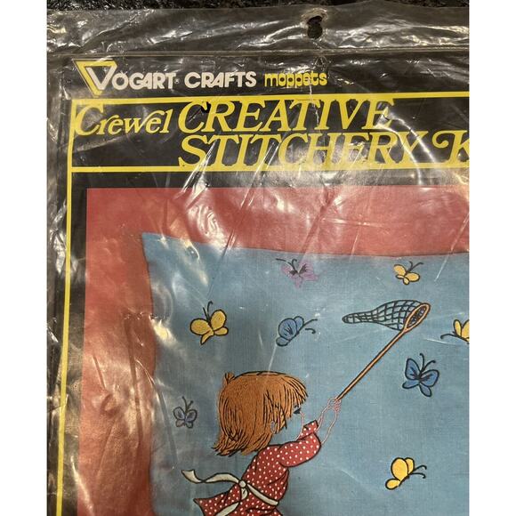 Vintage “Butterflies Are Free” Vogart Crafts Crewel Pillow Stitchery Kit #2441 - Picture 3 of 5